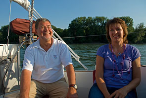 Thomas und Claudia im Cockpit der Segelyacht auf dem Rhein