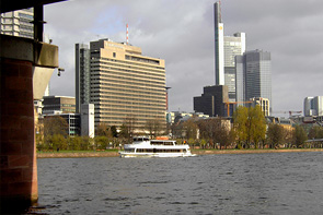 Ausflugdampfer vor Frankfurts Skyline