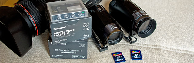 Drei Videokameras und Speicherkarten und DV-Videokassetten