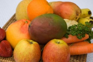 Bunte Schale mit vitamineichen Obst und Gemüse