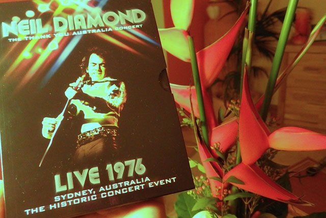 DVD von Neil Diamond vor BlumenstrauÃÂ