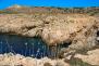 Menorca bietet neben den Badebuchten auch viele, rauhe Felsbuchten.