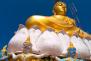 Ganz oben angelangt sitzt dieser goldene Buddha. Ob er sich wohl auch vom anstrengenden Aufstieg ausruht?