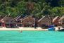 Die Behausungen der Moken, der Seenomaden auf der Insel Koh Surin, liegen direkt am Strand