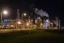 ... die in einem der Betriebe entlang des Flussufers arbeiten.