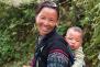 Die Frauen der Hmong tragen die Kinder immer auf dem Rücken mit sich herum