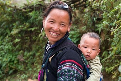 Lachende Hmong-Frau bei Sapa