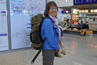 Claudia mit Rucksack im Flughafengebäde