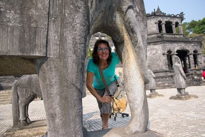 Claudia unter einem Steinelefanten