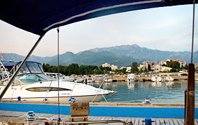Blick von der Marina ins montenegrinische Bergland hineintitle=