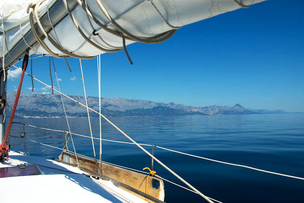 Spiegelglattes Meer; im Hintergrund: die Riviera zwischen Makarska und Ploce