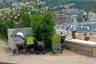 Kinderwagenparkplatz vor dem Strand