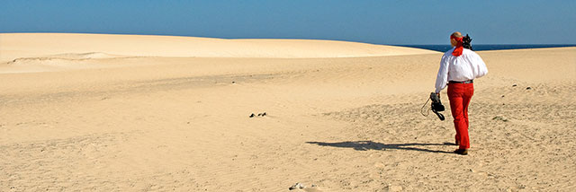 Sanddüne, Thomas mit Stativ läuft fast verloren auf der großen Sandfläche