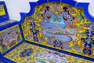 Blau-gelbe Bank aus Fliesenarbeiten mit Motiven Gran Canarias