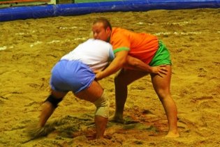 Zwei Kämpfer auf Sandboden