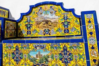 Blau-gelbe Bank aus Fliesenarbeiten mit Motiven der Insel