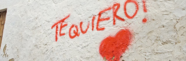 Weiße Wand mit aufgesprühtem Herz und Schriftzug “Te quiero”