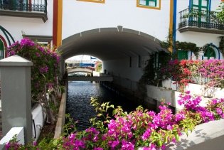 Kanal zwischen den Häsern von Puerto de Mogán