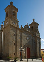 Kirchenfront mit zwei Kirchtürmen