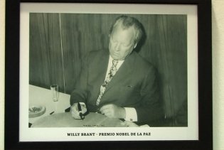 Willy Brandt bei der Unterschrift