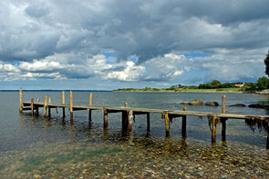 Holzsteg an der Küste