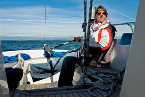 Claudia beim Segeln im Cockpit