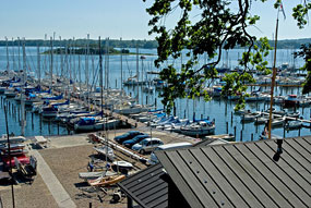 Blick vom Clubhaus des Thurø Sejlklubs auf die Steganlagen des Yachthafens Gambøt