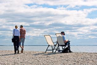 Leseratten und Spaziergaänger am Strand von Fyns Hoved