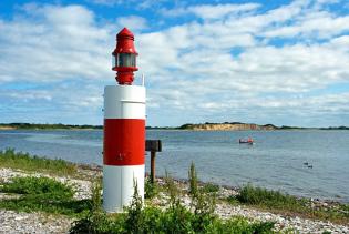 Rot weißer Leuchtturm, nur etwa drei Meter hoch.