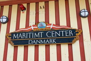 Schild am Packhaus 'Maritimt Center'