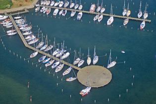Luftbild der Yachtliegeplätze