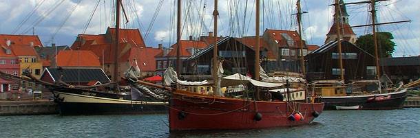 Drei Windjammer liegen im Svendborger Hafen