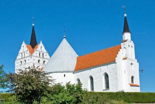 Große Kirche, weiß getüncht. Sie ist so oft umgebaut und erweitert worden, dass sie irgendwie scheint, als hätte sie drei Türme