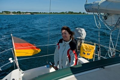 Claudia im Cockpit der Segelyacht