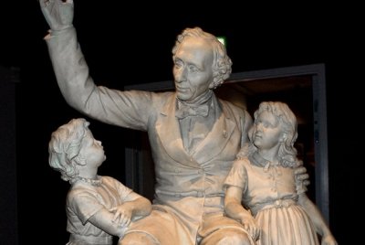 Steinstatue H.C. Andersen mit zwei Kindern auf seinem SchoÃÂÃÂÃÂÃÂ