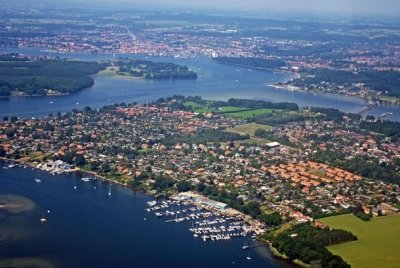 Luftaufnahme: Blick über Thurø bis in den Hafen von Svendborg