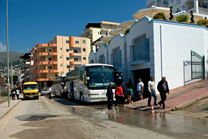 Straße mit parkenden Reisebussen