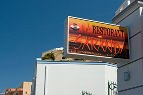 Farbiges Schild des Restaurants “Syarandër”