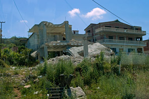 Eingestürzte Betonrohbauten