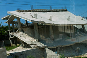 Eingestürzter Betonrohbau