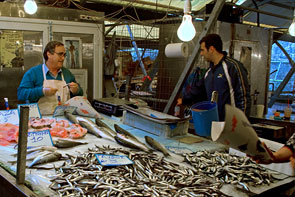 Fischverkäufer im Markt