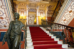 Treppe mit Statue im Achillion