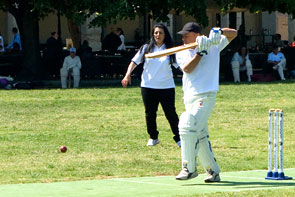 Cricketspieler in Korfu-Stadt beim Training