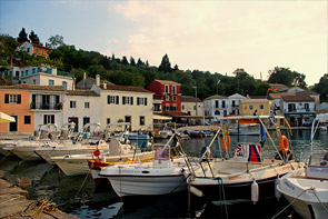 Im Hafen von Longos sind Fischer- und Ausflugsboote festgeleint