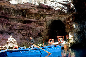 Bootsanlegestelle innerhalb der Höhle
