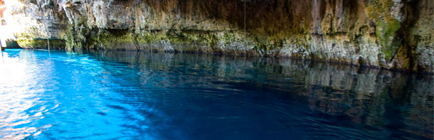 Bemerkenswertes stahlblaues Wasser in der Melissani-Höhle