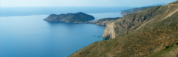 Blick über die westliche Küste bis nach Assos mit der Halbinsel