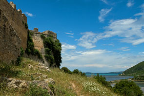 Blick vorbei an Fort Tekes auf das Wasser der Nehrung