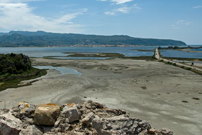 Blick auf die Nehrung bei Lefkáda-Stadt im Norden der Insel