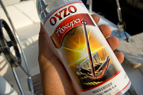 Flasche Ouszo mit schönem maritimen Etikett